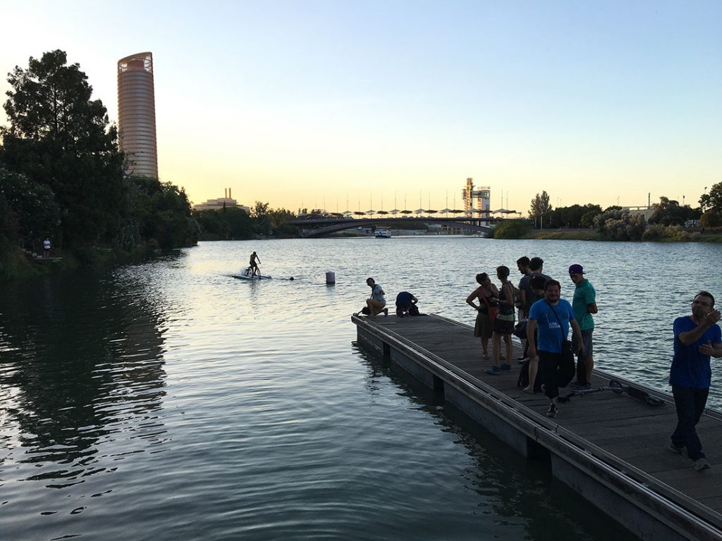 CasaLa Teatro, actividades en la Velá de Santa Ana, Bicicleta en el Guadalquivir